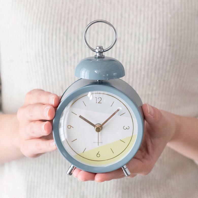 時計 置時計 丸型 直径9cm スチール ガラス ホワイト グレー アイボリー ベル付き ステップムーブメント レトロ ペールトーン バイカラー 90279 | INTERFORM | 06