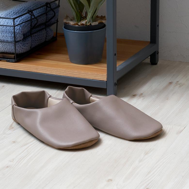 バブーシュ 無地 メンズ ソフトレザー スリッパ ルームシューズ レザー調 おしゃれ シンプル 玄関 リビング 寝室 携帯用 室内履き 来客用 北欧 西海岸 90290 | 現代百貨 | 21