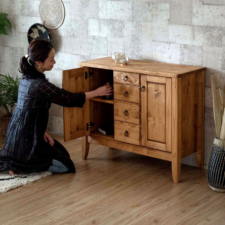 サイドボード 木製 引出し付き リビングボード 収納 天然木 ウッド パイン 引出し４杯 稼働棚 ナチュラル カントリー アンティーク調 リビング 91475 | ブランド登録なし | 03