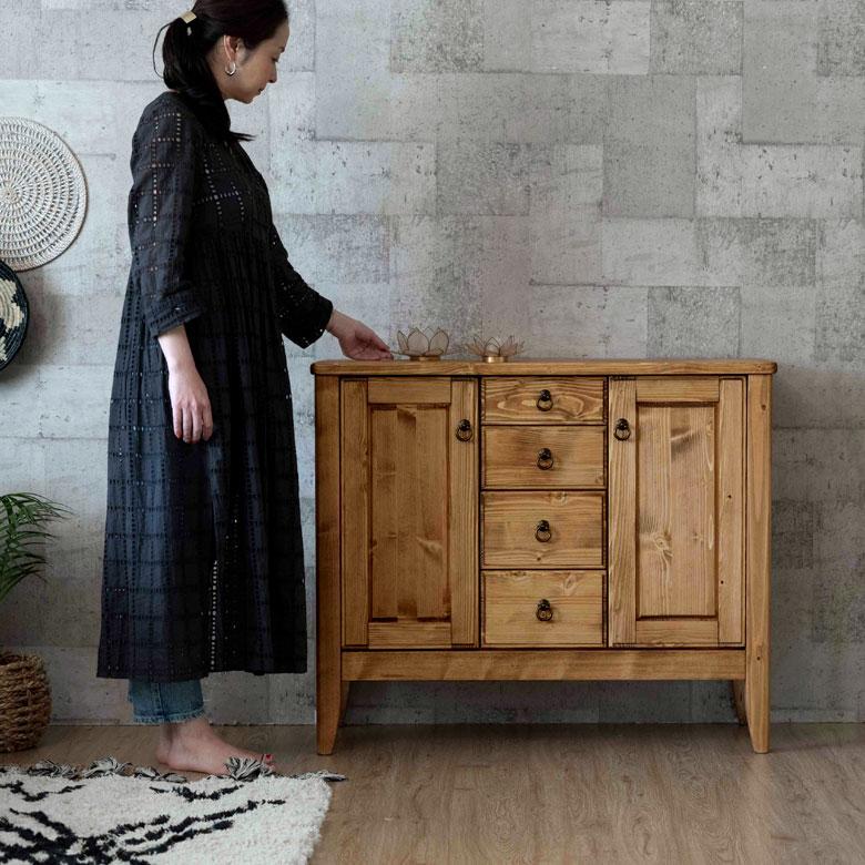 サイドボード 木製 引出し付き リビングボード 収納 天然木 ウッド パイン 引出し４杯 稼働棚 ナチュラル カントリー アンティーク調 リビング 91475 | ブランド登録なし | 08