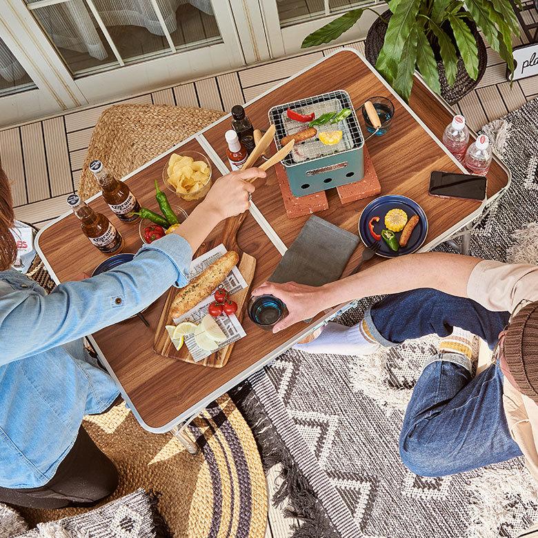 折りたたみ テーブル アウトドア フォールディング 木目 幅129cm 補助 ネット付 ポータブル 持ち運び 簡易 携帯 キャンプ バーベキュー レジャー おしゃれ 91563 | 東谷 | 06