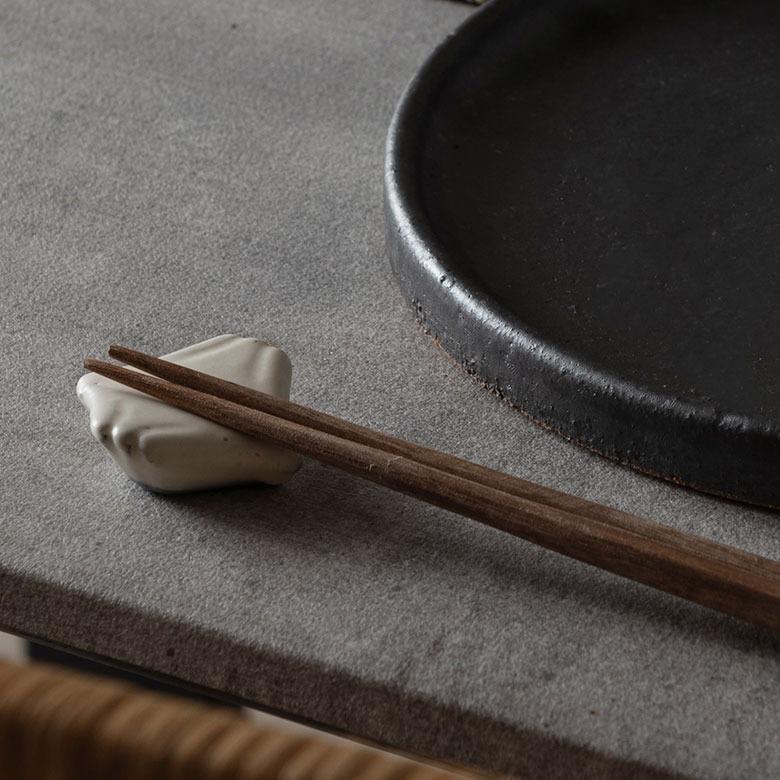 信楽焼 箸置き 逆さ富士 白 黒 電子レンジ 食洗器対応 和食器 日本製 おしゃれ 和風 カフェ 陶器 箸休め 箸枕 お箸置き カトラリーレスト スプーンレスト 94931 | ブランド登録なし | 06