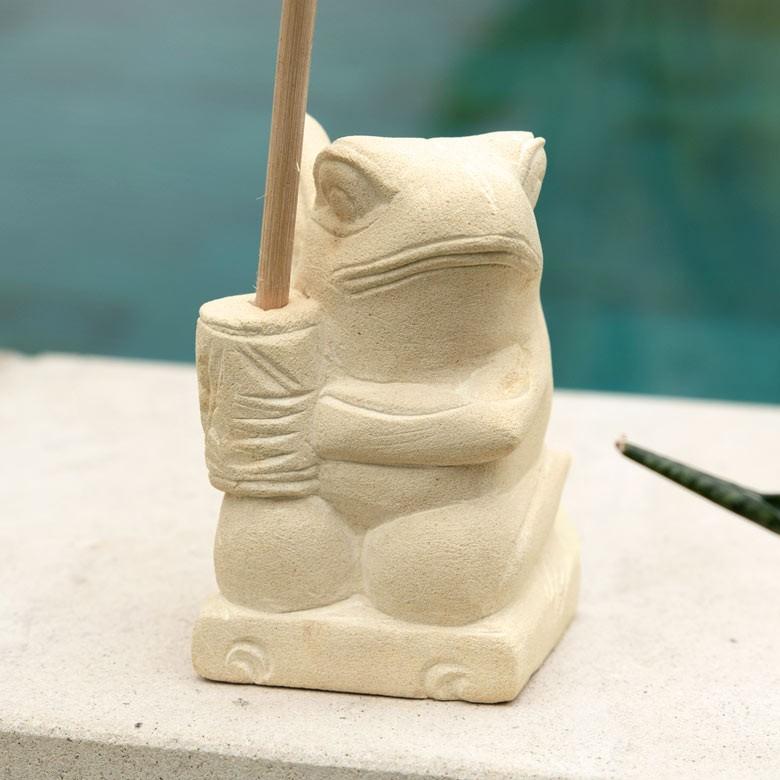 置物 オブジェ カエル 旗 縁起物 幸運 左向き 玄関 人形 バリ雑貨 アジアン 祭事 可愛い 9745b 9745ELEMENTS