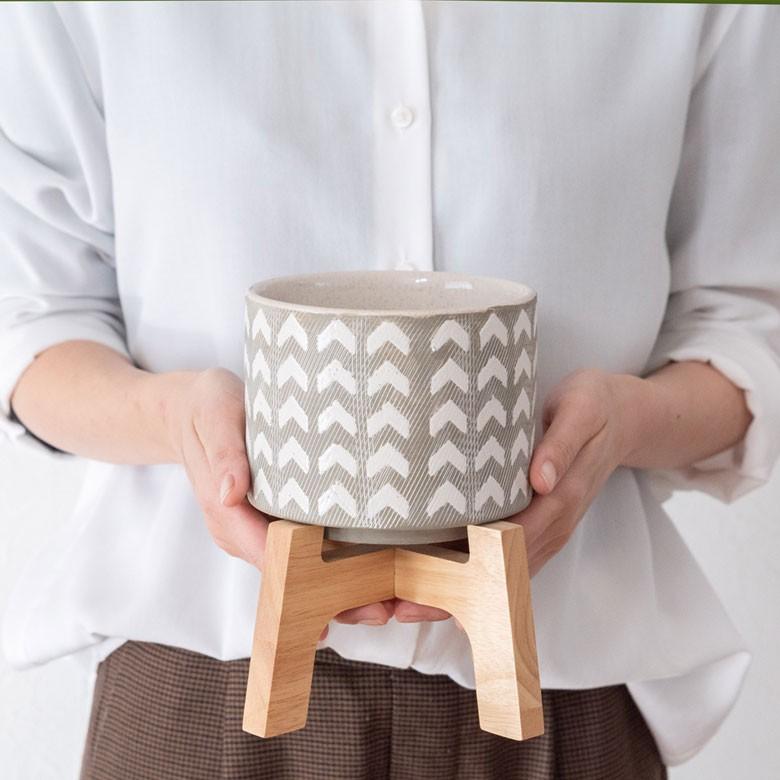 植木鉢 鉢カバー 直径13cm 陶器 テラコッタ ポット 木製スタンド ガーデン雑貨 インテリア グレー ホワイト スタンド付き 98915 | ブランド登録なし | 08