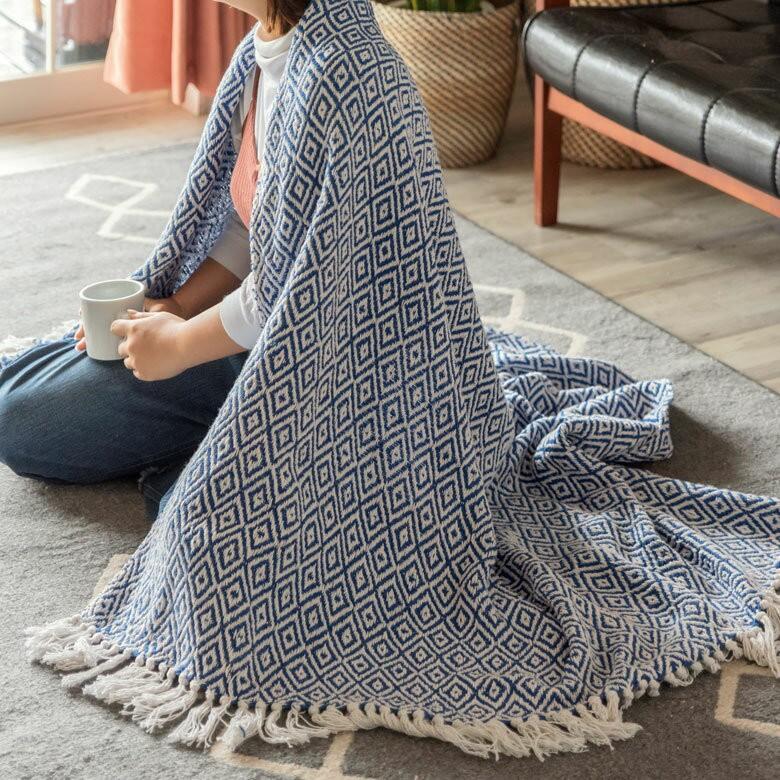 ブランケット ひざ掛け 約130×170cm 膝掛け ニットブランケット 毛布 大判 ブルー ジオメトリック柄 ダイヤモンド柄 肩掛 インド綿 コットン 防寒 a-3440 | ELEMENTS（インテリア） | 05