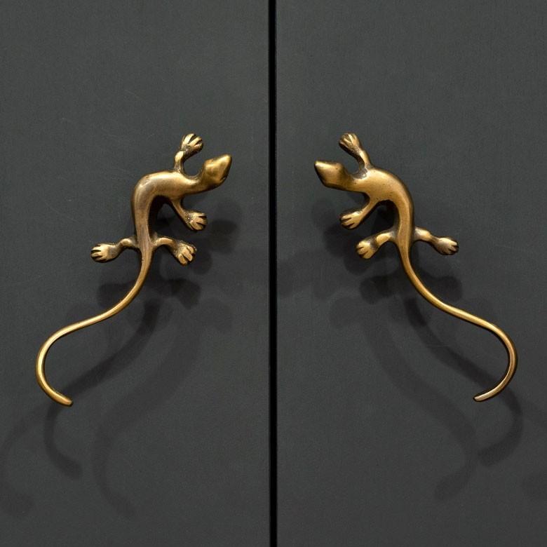 取っ手 ドアノブ 真鍮製 ヤモリ型 アンティーク風 つまみ DIY 付け替え 引き出し 家具 ハンドル 真鍮ノブ アジア工房 c-1375 | ブランド登録なし