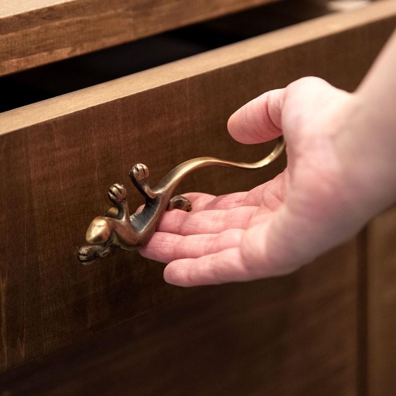 取っ手 ドアノブ 真鍮製 ヤモリ型 アンティーク風 つまみ DIY 付け替え