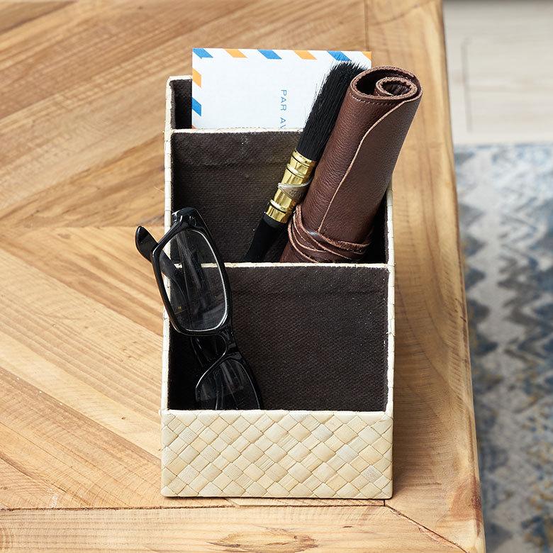 パンダン製 マルチ 収納 スタンド 間仕切り3分割 リモコン スタンド 立て 小物 入れ ラック 整理 ボックス インテリア おしゃれ デスク 机 化粧品 西海岸 m-1172 | ELEMENTS（インテリア） | 01