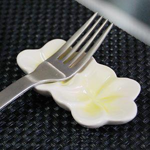 アジアン雑貨 プルメリアの花をモチーフにした陶器のお箸置き フラット-２輪タイプ ホワイトxイエロー アジア工房 vn50383 | ブランド登録なし