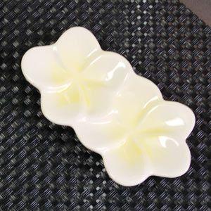 アジアン雑貨 プルメリアの花をモチーフにした陶器のお箸置き フラット-２輪タイプ ホワイトxイエロー アジア工房 vn50383 | ブランド登録なし | 01