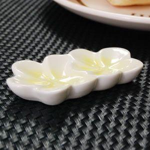 アジアン雑貨 プルメリアの花をモチーフにした陶器のお箸置き フラット-２輪タイプ ホワイトxイエロー アジア工房 vn50383 | ブランド登録なし | 02