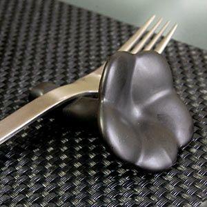 アジアン雑貨 プルメリアの花をモチーフにした陶器のお箸置き ３D-１輪タイプ ブラック アジア工房 vn50386 | ブランド登録なし