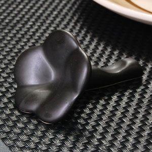 アジアン雑貨 プルメリアの花をモチーフにした陶器のお箸置き ３D-１輪タイプ ブラック アジア工房 vn50386 | ブランド登録なし | 01