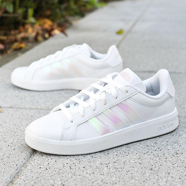 2026春夏新作 アディダス レディース スニーカー adidas GRAND COURT 3.0 J グランドコート ローカット シューズ 靴 ホワイト 白 玉虫色 オーロラ JQ1978の画像