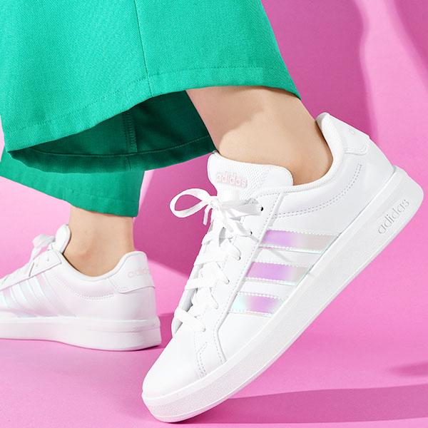 2026春夏新作 アディダス レディース スニーカー adidas GRAND COURT 3.0 J グランドコート ローカット シューズ 靴 ホワイト 白 玉虫色 オーロラ JQ1978の画像