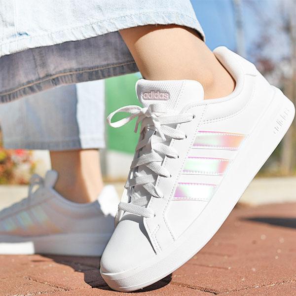 2026春夏新作 アディダス レディース スニーカー adidas GRAND COURT 3.0 J グランドコート ローカット シューズ 靴 ホワイト 白 玉虫色 オーロラ JQ1978の画像