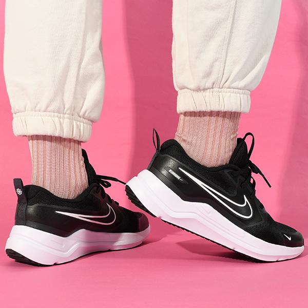 NIKE（ナイキ） 送料無料 スニーカー レディース コズミック ランナー