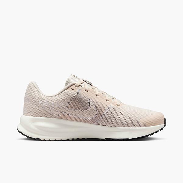 Nike ウィメンズ ランニングシューズ 24.0 新品未使用 ベージュゴールド Nike ウィメンズ ランニングシューズ 24.0 新品未使用 ベージュ