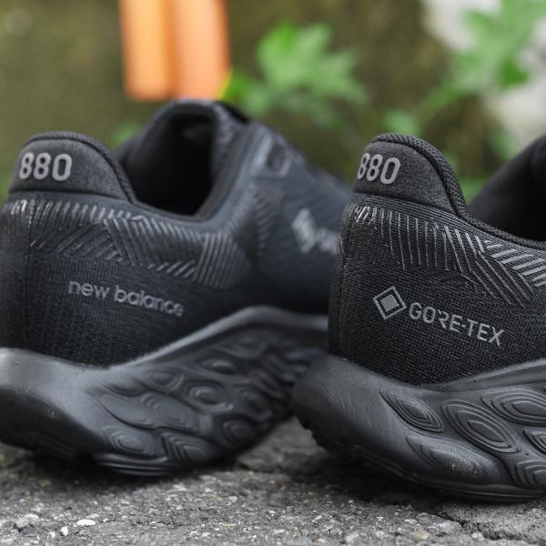 【美品】FRESH FOAM 880 GORE-TEX ニューバランス ブラック New Balance ゴアテックス ニューバランス スニーカー