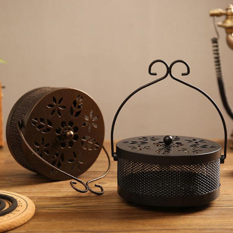 New限定品 蚊取り線香ホルダー 蚊遣り 蚊取り線香入れ スチール製 蚊取り線香スタンド 蚊取り線香立て 吊り下げ式 虫除け 蓋付き 蚊取り器 おしゃれ 蚊やり 雑 新作モデル Turningheadskennel Com