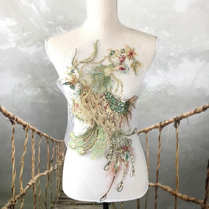 孔雀の豪華刺繍　ステージ衣装　パーティードレス　ホワイト　スパンコール　サイズM 孔雀の豪華刺繍 ステージ衣装 パーティードレス ホワイト スパンコール