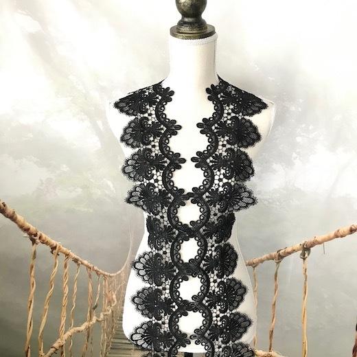 新品同様 Blumarine ブルマリン お花柄 黒レースリボン刺繍キャミソール 新品同様 Blumarine ブルマリン お花柄 黒レースリボン刺繍