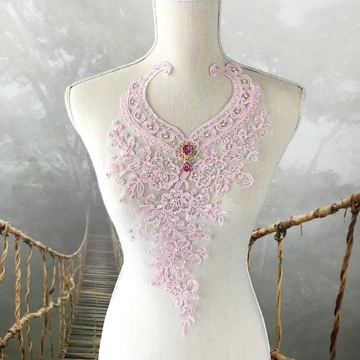 ピンク 衣装 花 服飾 ネックモチーフ ネックライン ライン ピンク 衣装 花 服飾 ネックモチーフ ネックライン ライン