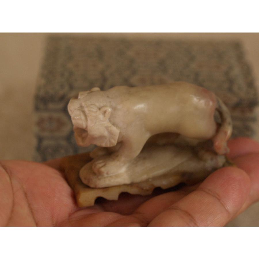 石彫猛虎6ｃｍ 虎 虎 干支 天然石 玉石 力強さ石ころ スピリチュアル 美術、工芸品-楽器、手芸、コレクション