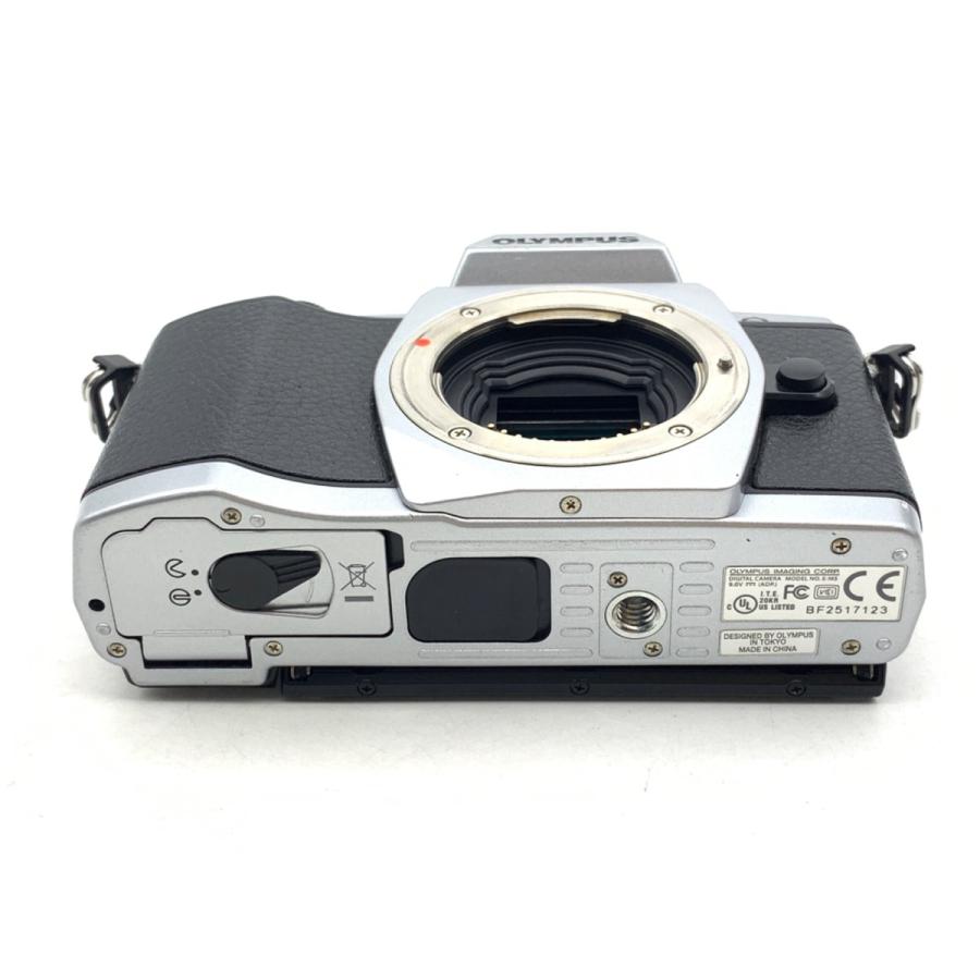 オリンパス　OLYMPUS OM-D E-M5 ボディ シルバー Amazon | OLYMPUS ミラーレス一眼 OM-D E-M5 ボディ シルバー 1605万