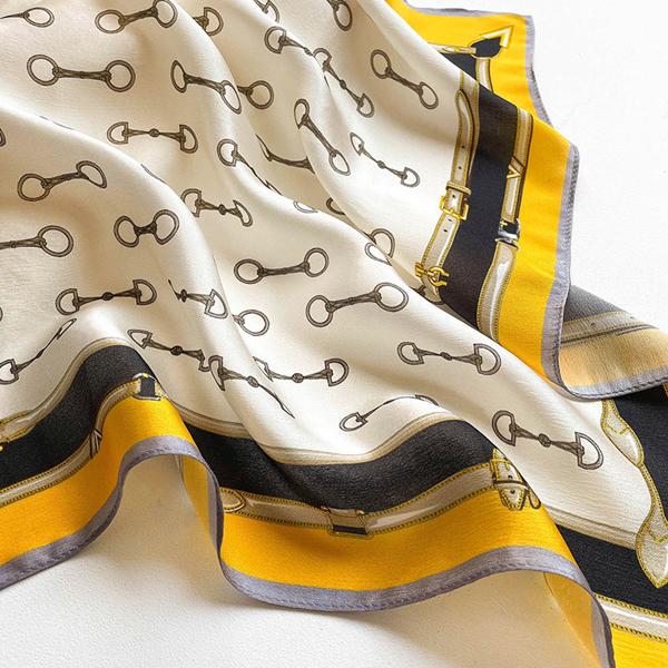 送料無料 エレガントなプリント柄入り100％シルクプチスカーフ　04440 |  | 04