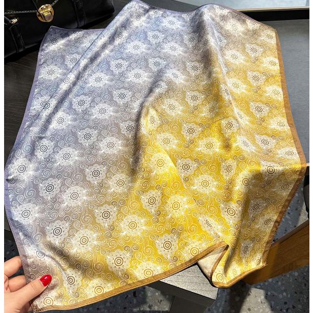 送料無料 エレガントなプリント柄入り100％シルクプチスカーフ　04478 | 