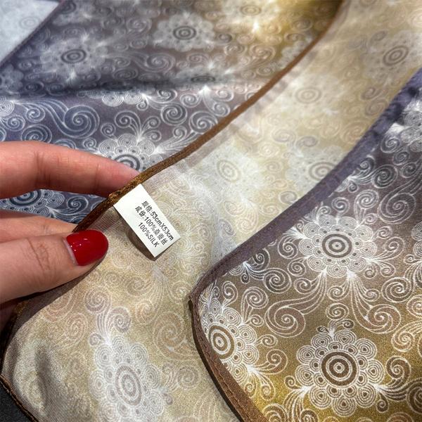 送料無料 エレガントなプリント柄入り100％シルクプチスカーフ　04478 |  | 04