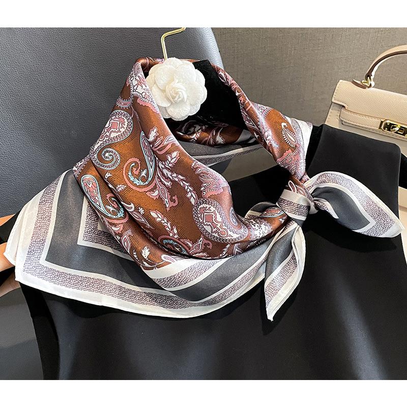 送料無料 エレガントなプリント柄入り100％シルクプチスカーフ　04507a |  | 02