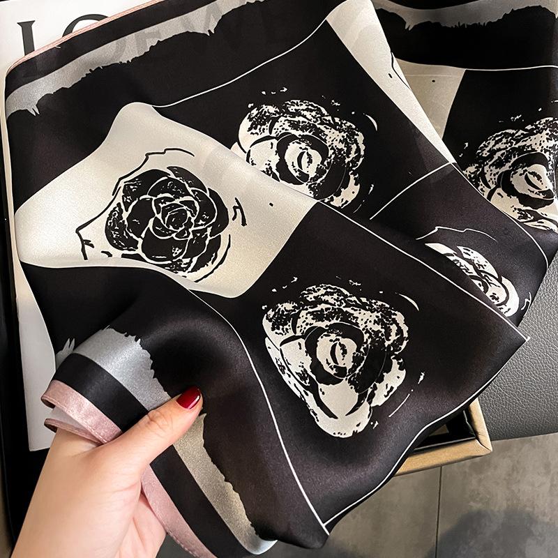 送料無料 エレガントなプリント柄入り100％シルクプチスカーフ　　04513 |  | 03