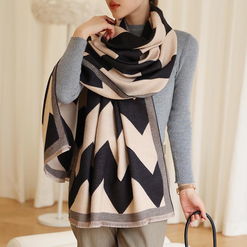 送料無料 やや厚手 大判 フラワー金糸刺繍柄入りストール マフラー 　2301 |  | 03