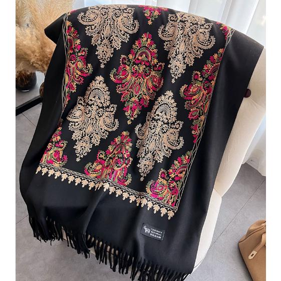送料無料 やや厚手 大判 100％ウール フラワー刺繍柄入りストール マフラー　　2302a | 
