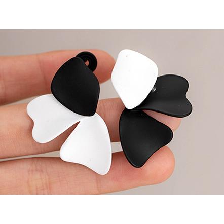 送料無料 レーディス エレガント アシンメトリーフラワー デザイン ピアス   e01003a |  | 02