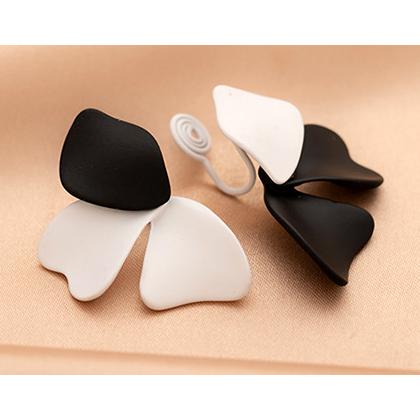 送料無料 レーディス エレガント アシンメトリーフラワー デザイン ピアス   e01003a |  | 03