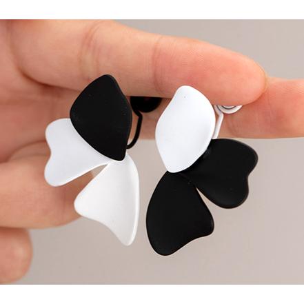 送料無料 レーディス エレガント アシンメトリーフラワー デザイン イヤリング   e01003b |  | 03