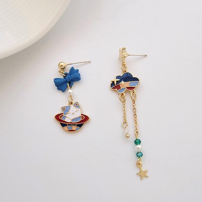 送料無料 レーディス ゆらゆら アシンメトリー雲リボンと猫 デザイン ピアス   e0628a |  | 05