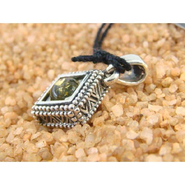 送料無料 グッドバイブレーション ペンダントトップ コハク（人造） 角型 シルバー925 人気ブランド |  | 01