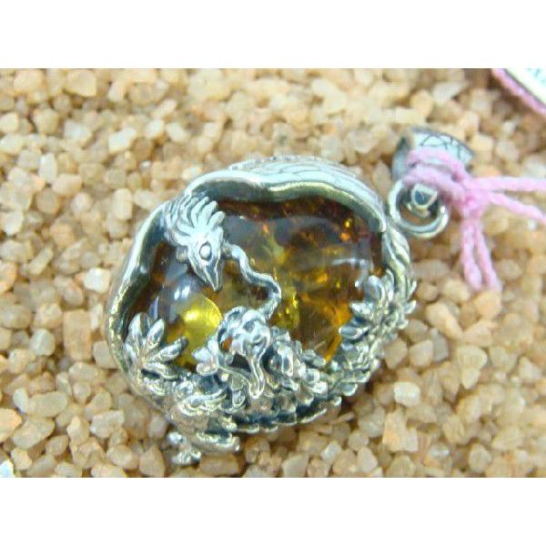 送料無料 オリエンタルバイブレーション ペンダントトップ 鳳凰と龍 琥珀（人造） シルバー925 人気ブランド |  | 01