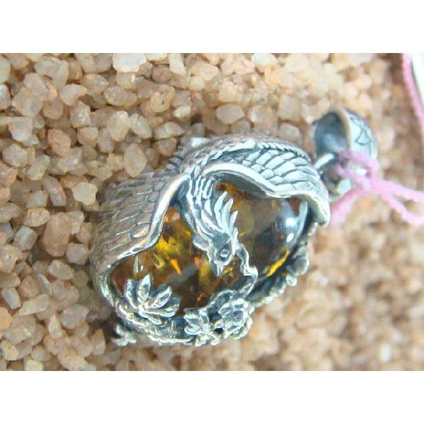 送料無料 オリエンタルバイブレーション ペンダントトップ 鳳凰と龍 琥珀（人造） シルバー925 人気ブランド |  | 02