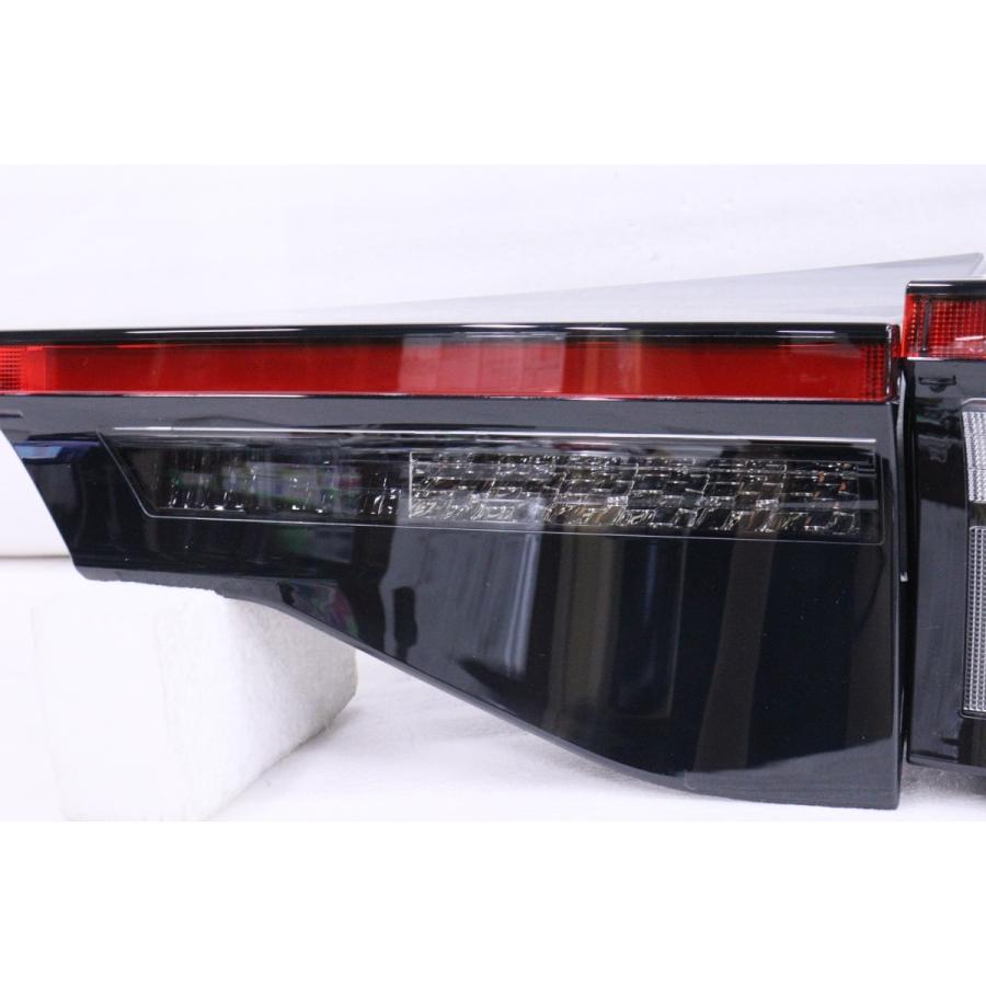 トヨタ（TOYOTA） 17-825☆美品☆LED MXPB10 ヤリスクロス☆右テール