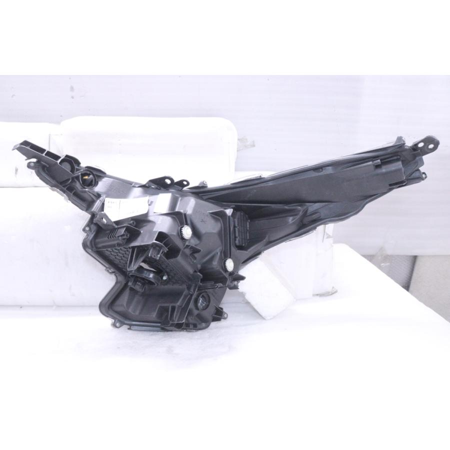 30-312☆【値下】前期 LED ZVW50 プリウス☆右ヘッドライト KOITO 47