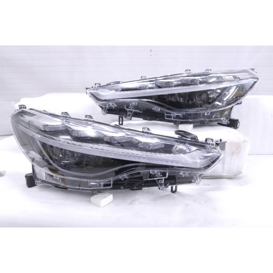 32-1064☆【値下】美品☆LED ZVG11 カローラクロス☆左右ヘッドライト