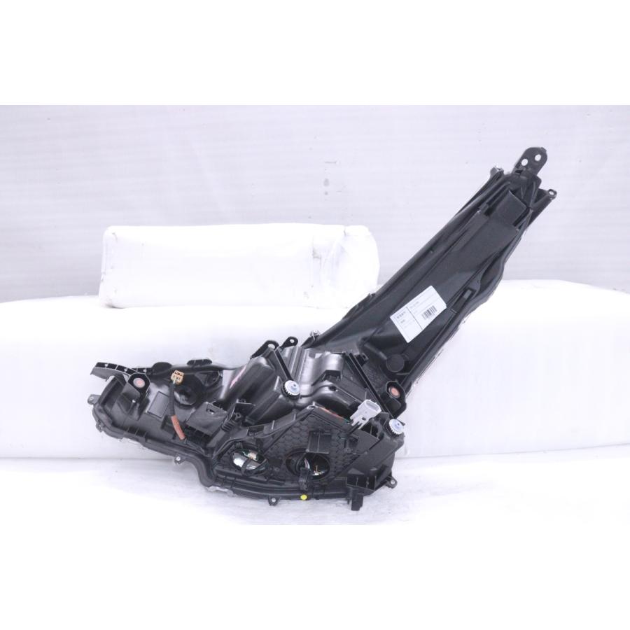35-2196☆美品 後期 LED ZVW51 プリウス☆右ヘッドライト KOITO 47-104