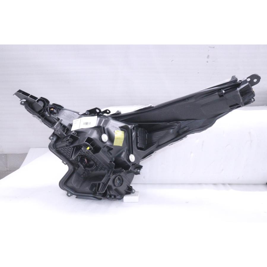 36-2457☆【値下】前期 LED ZVW50 プリウス☆右ヘッドライト KOITO 47