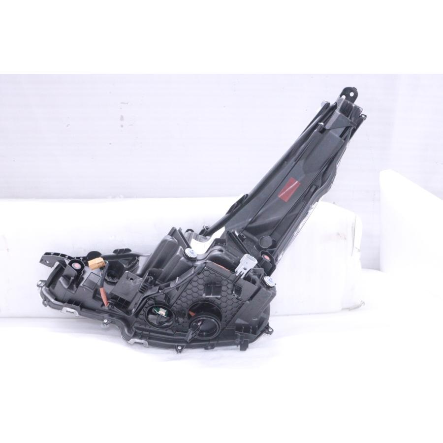 38-777☆美品☆後期 LED ZVW51 プリウス☆右ヘッドライト KOITO 47-104