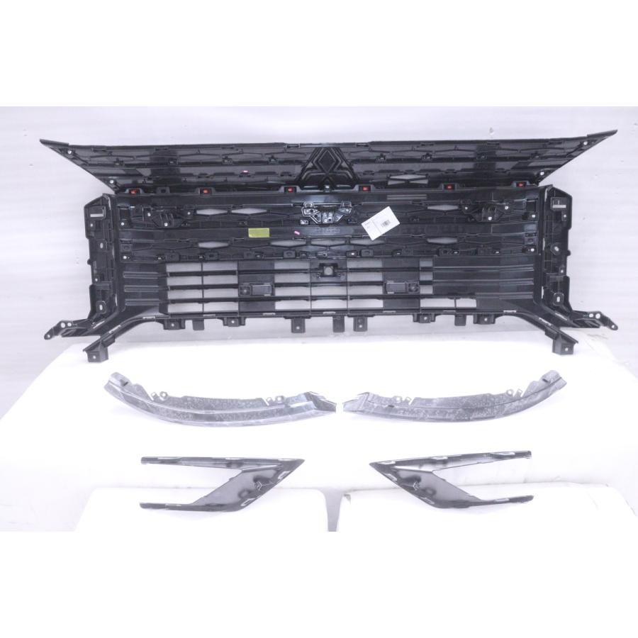 39-2377☆新車外し カメラ穴有 CV1W デリカD5 フロントグリル  